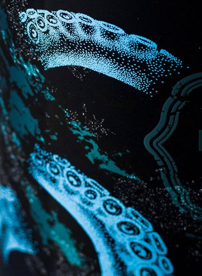 Individuelle Flaschendesigns Nahaufnahme einer dekorierten Flasche