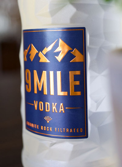 Individuelle Flaschendesigns Nahaufnahme einer dekorierten Flasche