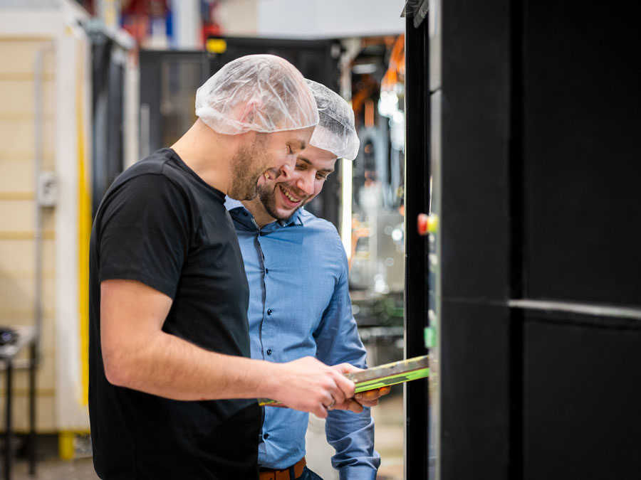 Deux employés de PSL GmbH au travail